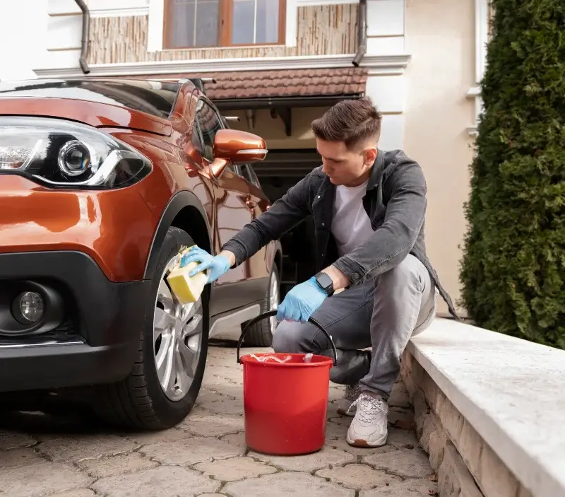 Lavage auto à domicile Néris-les-Bains : professionnel intervenant sur un véhicule